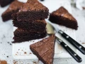 Zdjęcie kawałków Brownie bezglutenowego od Putki – wilgotne, intensywnie czekoladowe kawałki ciasta, idealne do podzielenia się i serwowania.